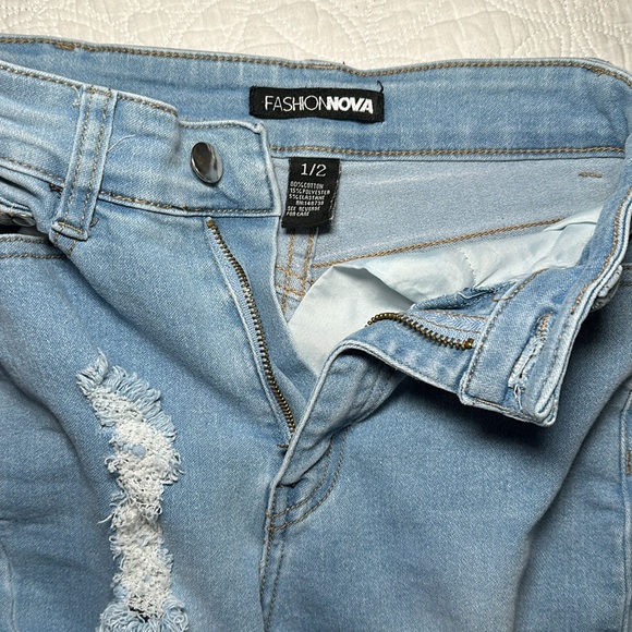 FASHION NOVA RIPPED JEANS - Picture 4 of 4